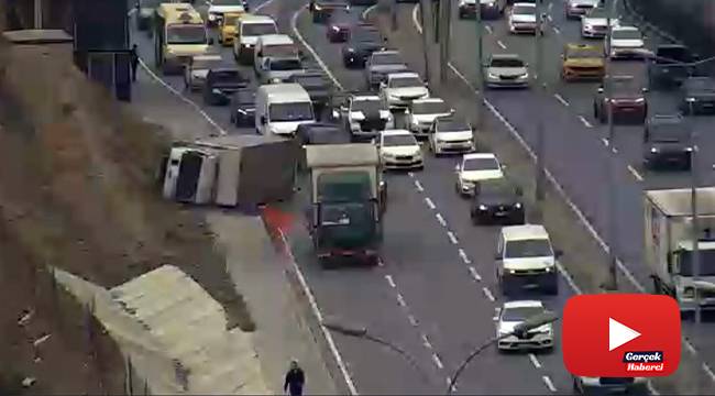 Boya yüklü kamyonet E-5’te yan yattı, yoğun trafik oluştu