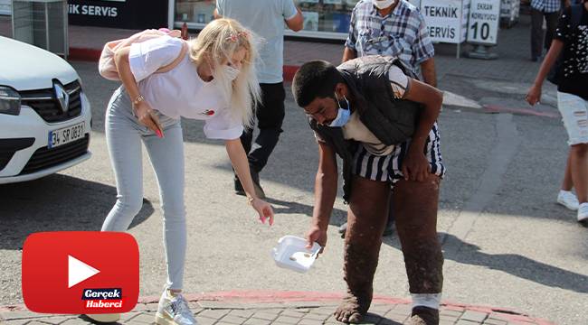 Döviz bürosu gibi dilenci markette paraları sayarken yakalandı