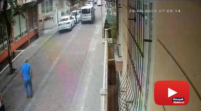 Dükkana giren hırsızları film izler gibi izledi