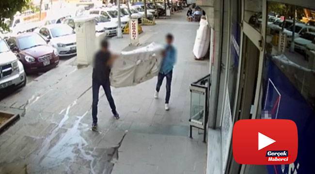 Güpegündüz iki daireyi soydular, soğukkanlı halleri pes dedirtti