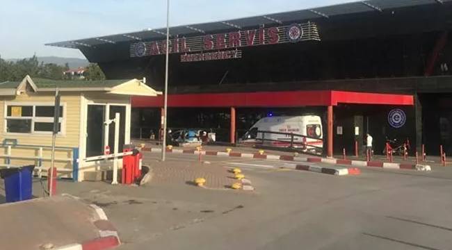 Hastanede sıra beklemek istemeyen kişi, doktoru ve polisi darp etti