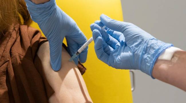 Johnson&Johnson, koronavirüs aşısının klinik denemelerini durdurdu