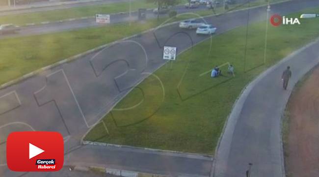 Kontrolünü kaybettiği otomobil ile kaldırıma çıkıp havada asılı kaldı
