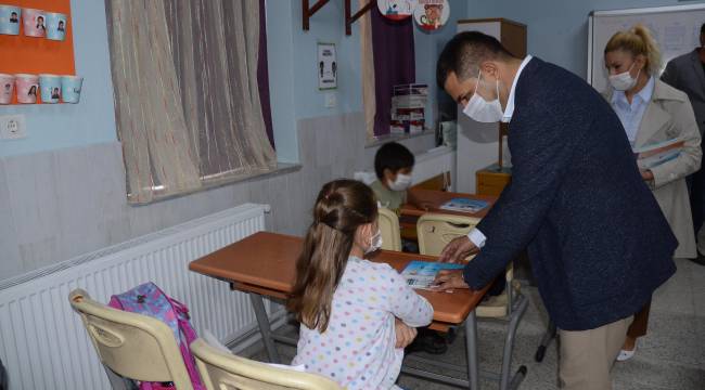 KUŞADALI MİNİK ÖĞRENCİLER HEM OKUYACAK HEM HAYVAN SEVGİSİ KAZANACAK