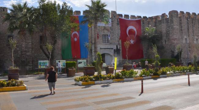 KUŞADASI BELEDİYESİ’NDEN KARDEŞ ÜLKE AZERBAYCAN’A BAYRAKLI DESTEK