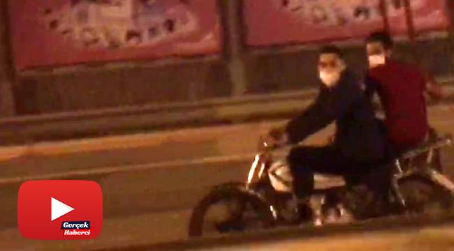 Motosiklete binerken maske taktılar, ama kask takmadılar