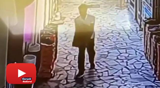 Önce ayakkabıları inceledi, ardından 3 tanesini alıp kayıplara karıştı