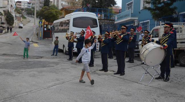 PANDEMİ VE SAĞANAK YAĞMUR CUMHURİYET COŞKUSUNA ENGEL OLMADI