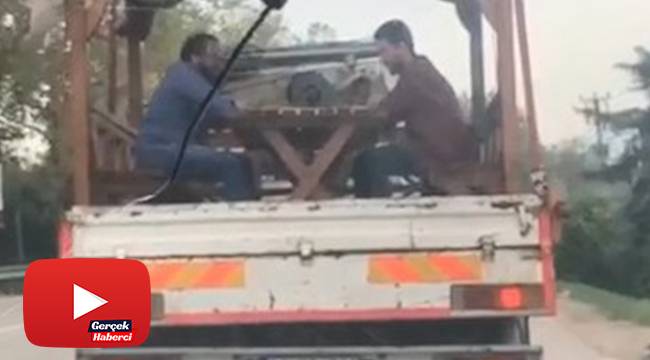 Şok eden görüntü...Seyir halindeki kamyonetin kasasında tavla keyfi