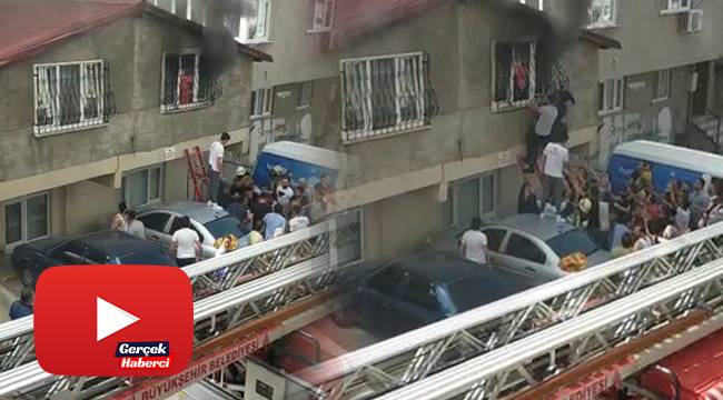 Yangın çıkan evde can pazarı kamerada