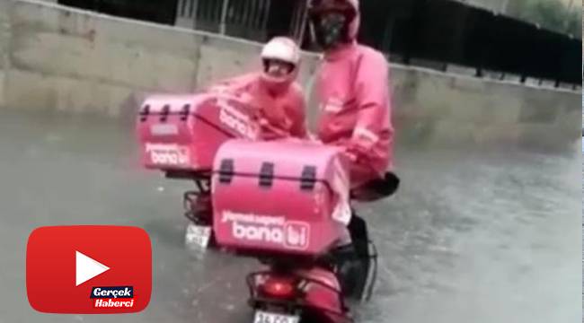 Yoğun yağış sonrası sipariş götüren motosikletli kuryeler mahsur kaldı