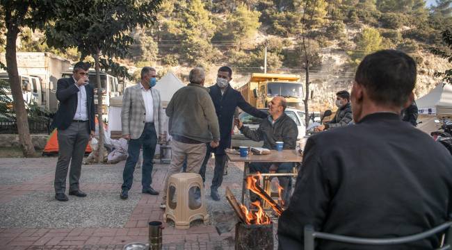 BAŞKAN ÖMER GÜNEL DEPREMZEDELERE MORAL KAYNAĞI OLUYOR