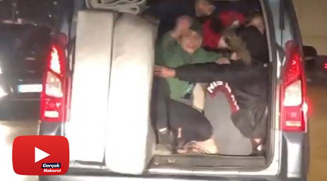 Bir aracın bagajına 5 kişi bindiler