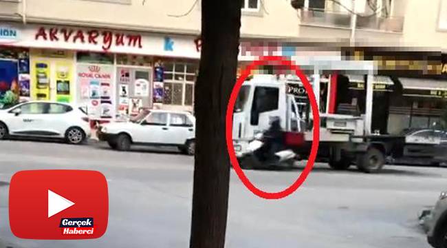 Çekici motosikletliye böyle çarptı!
