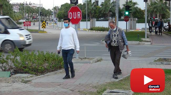 Engelli kardeş dilenciler, polisi görünce yürümeye başladı