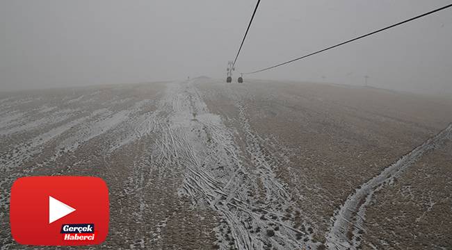 Erciyes Kayak Merkezi'ne lapa lapa kar yağdı