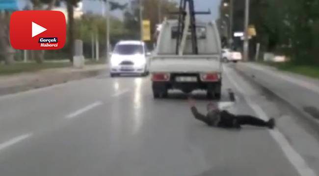 Kamyonetin arkasına takılan genç ölümden döndü