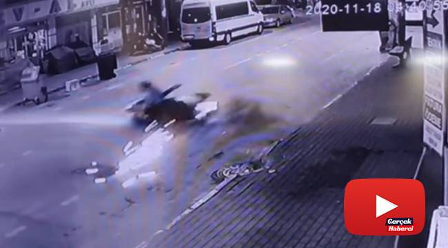 Kontrolden çıkan motosiklet savruldu...İki kişi ölümden böyle döndü