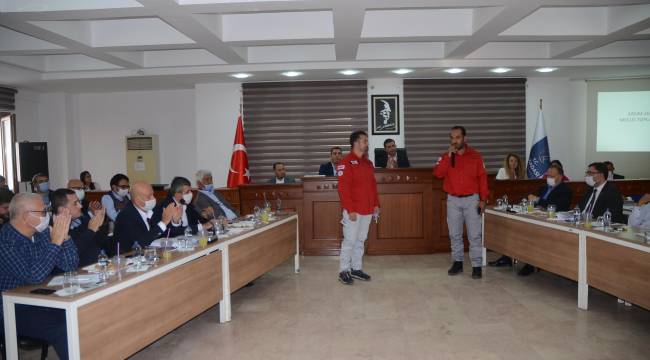 KUŞADASI BELEDİYE MECLİSİ KAHRAMANLARI AĞIRLADI