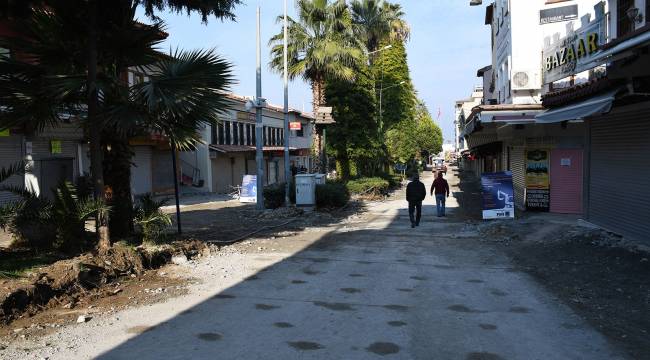 KUŞADASI’NIN TURİSTİK ÇARŞILARINDA 7/24 YENİLEME MESAİSİ