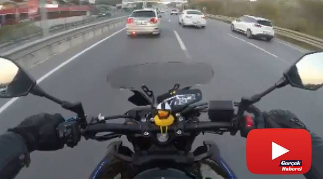 Makas atarak trafiği birbirine katan otomobil kamerada