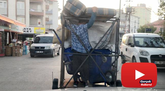 Motosikletin römorkunda tehlikeli yolculuk