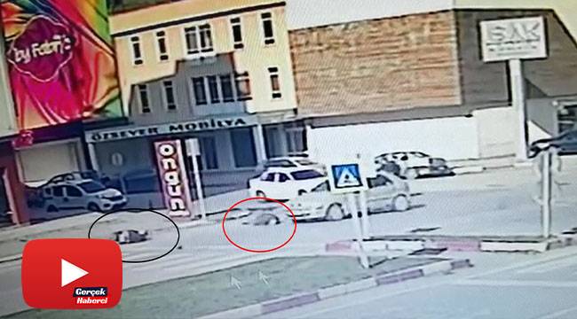 Motosikletiyle karşıya geçmek için beklerken az daha arabanın altında kalıyordu