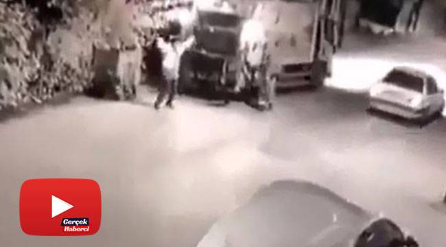 Müziği duyan temizlik işçileri ritme kendilerini kaptırdı