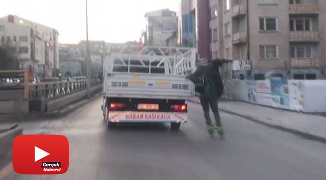 Patenli genç kamyonun arkasına tutunup tehlikeye aldırış etmeden dans etti