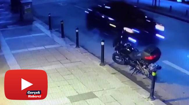 Polis uygulamasını gördü, son sürat geri geri kaçtı