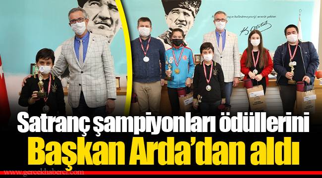 Satranç şampiyonları ödüllerini Başkan Arda'dan aldı