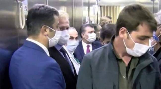 Sosyal mesafe unutuldu; Fahrettin Koca 9 kişiyle asansöre bindi
