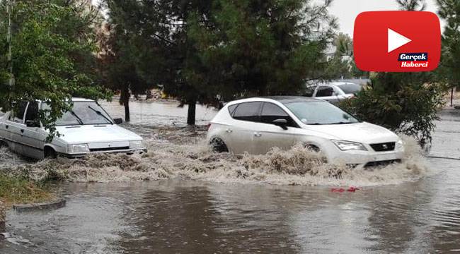 Yağmur sanayideki yolları gölete çevirdi