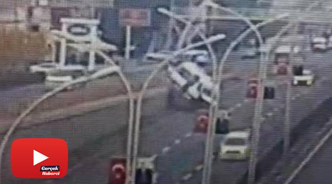 7 kişinin yaralandığı minibüs kazası güvenlik kameralarına yansıdı