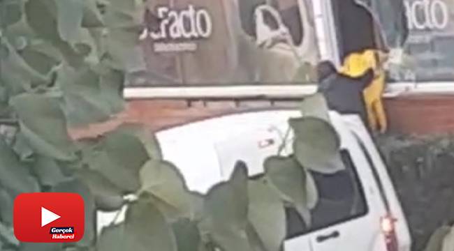 AVM'deki mağazanın camının kırarak onlarca mont çaldılar
