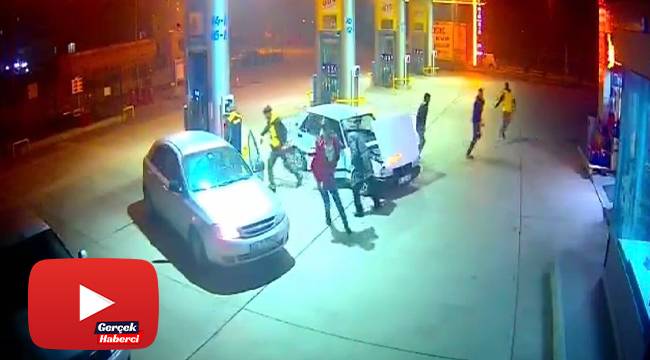 Benzinlikte araba yangını korkuttu...O anlar kamerada