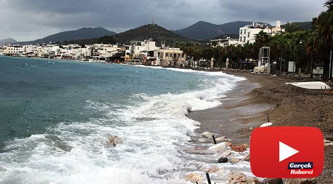 Bodrum’da çıkan fırtına milyonluk tekneyi alabora etti