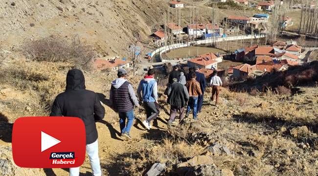 Bu köyde çocuklar uzaktan eğitim alabilmek için tepelere çıkıyor