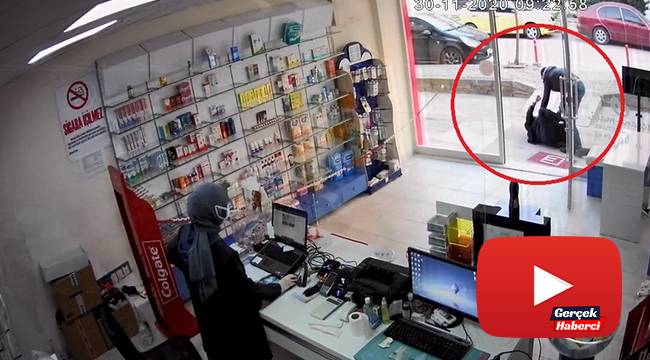 Eczane çalışanı, yaşlı adamı kaldırıma böyle fırlattı