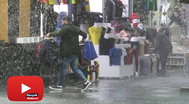 Esnafın sağanak yağmurda mal kurtarma mücadelesi