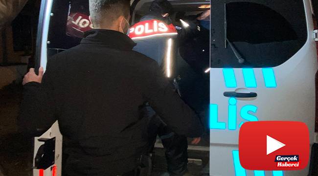 Gözaltına alınan şahıs polis aracının içinde kafesi yumrukladı