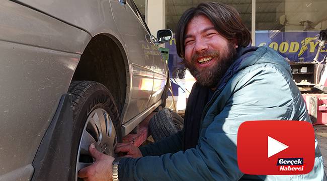 Gülmeden duramıyor, herkes gülmek için yanına geliyor
