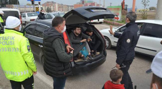 Hatay'da 5 kişilik aracın içinde sınırdan kaçak geçen 12 kişi yakalandı sığınmacı