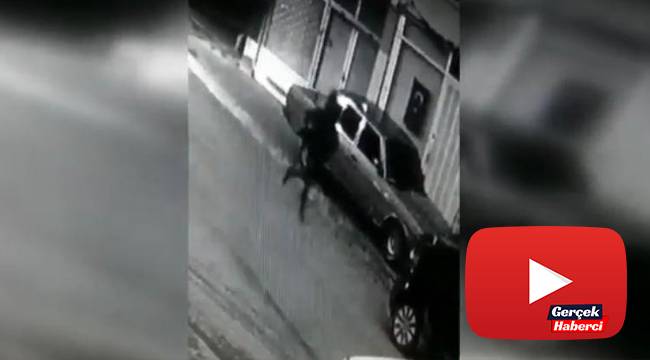 Hırsızlık yaparken ev sahibine yakalanan şüphelilerin kaçma anı kamerada