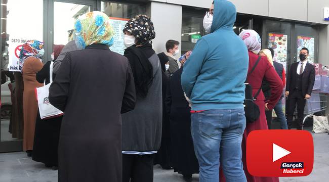 İndirimli tencere tabak için sosyal mesafe kuralları hiçe sayıldı