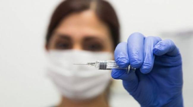 İngiltere’de Covid-19 aşısı gönüllü olarak verilecek