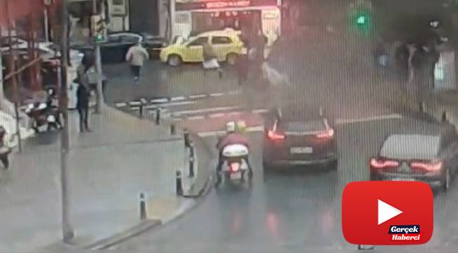 İstanbul’un göbeğinde turist aileye kapkaç dehşeti kamerada