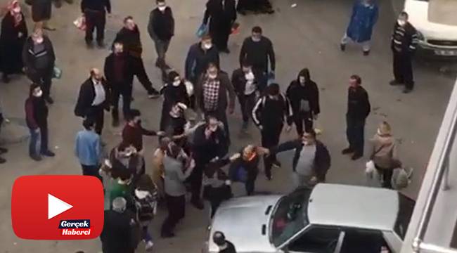 Kavgada mesafe unutuldu...Pazarda genç kadınla adamın yumruklu kavgası kamerada