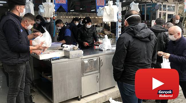 Kısıtlama günü, balık tezgahlarına vatandaşlardan yoğun ilgi