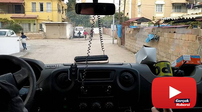 Kısıtlamada polis aracını gören çocuklar böyle kaçtı